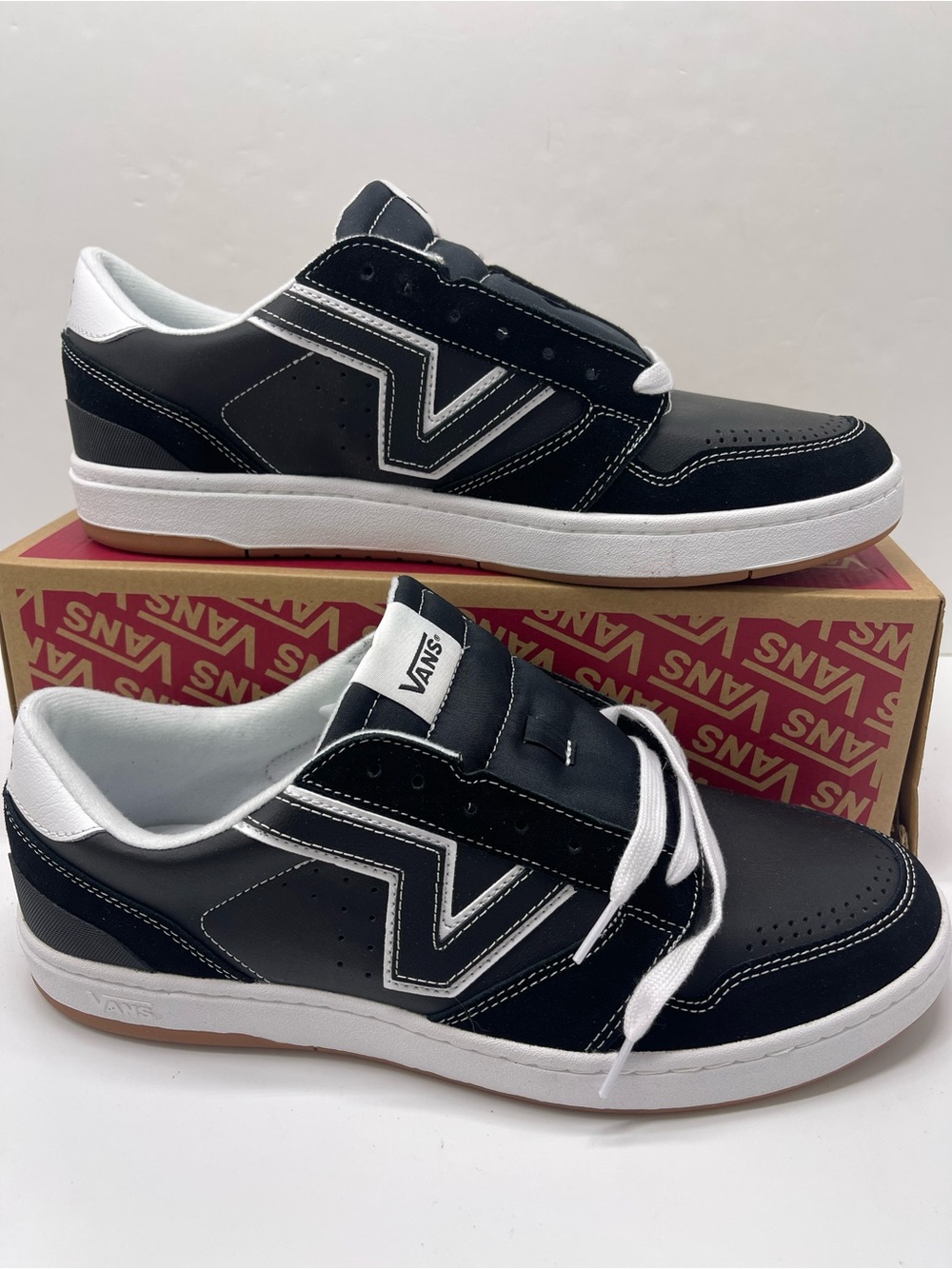 Vans •  Men’s Lowland 2.0 Black/White
VN000D6RBZW Sneakers 
Low-Top Skate Shoes